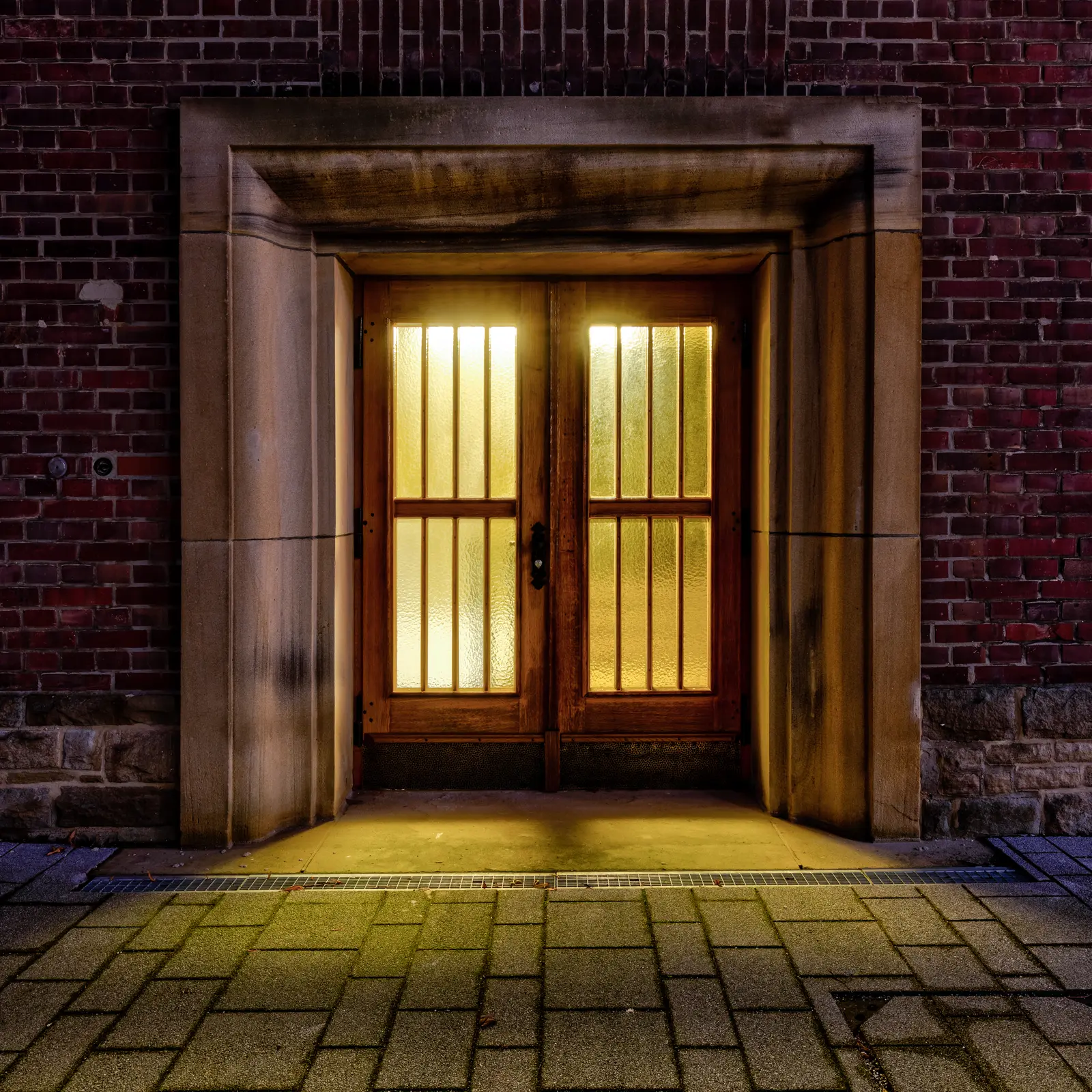 Une porte d'immeuble éclairée la nuit